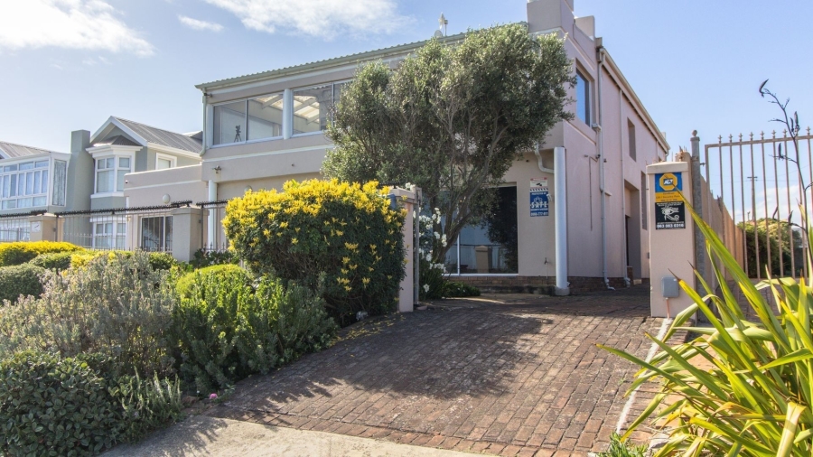5 Bedroom Property for Sale in Sandbaai Western Cape